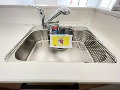 広々とした凸型シンクに洗剤ポケットを標準装備。大きなお鍋など洗いやすいです。洗剤や石鹸、スポンジもすっきりできる収納付き。
