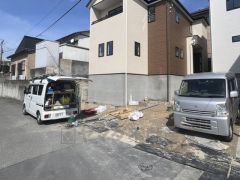 駐車スペースはゆとりある2台分を確保。マイカー用に、お客さま用に、余裕を持ってご利用いただけます。