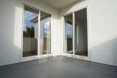 同仕様写真。陽当たりの良いバルコニーです。お洗濯やお布団干しはもちろん、日光浴スペースにも。足元は防水工事施工済です。