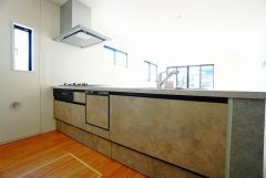 耐久性にも優れた人造大理石トップです。汚れもサッと拭き取ることができ、お掃除もラクラク。対面式キッチンが家族の会話も盛り上げます。食器洗浄乾燥機付。