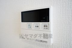 同仕様写真。キッチン横からお湯張り、追い炊き、足し湯がボタン一つで楽々操作できる給湯機リモコンです＾＾忙しい夕飯の準備の時間帯に重宝しますね。