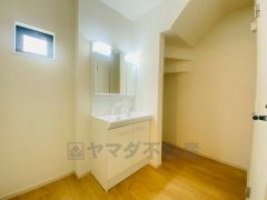 三面鏡つき洗面台。収納も一体型になっているので、ドライヤーやヘアアイロンの置き場に困りませんね。