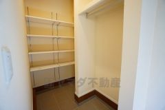 壁一面に設けた大容量のシューズクローゼットは実用性と機能性を兼ね備えています。急な来客でも、いつも整頓された玄関でお出迎えができます。