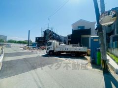 全4棟ともカースペース2台付き＾＾ 6.8ｍの広々とした前面道路で、駐車もスムーズに停めやすいです＾＾
