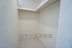 ハンガーパイプ付で散らかりがちな洋服類もきれいに整理できます。使用頻度が少ないものは枕棚の上に、足元には3段ボックスを置いて、フル活用できるクローゼットです＾＾