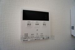 キッチン横からお湯張り、追い炊き、足し湯がボタン一つで楽々操作できる給湯機リモコンです＾＾忙しい夕飯の準備の時間帯に重宝しますね。