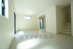 大きな窓のあるリビングは、陽光あふれる明るい空間です。居心地良く、ご家族皆がゆったり寛げる憩いの空間となりそうです。