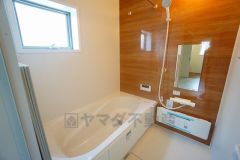 1日の疲れを癒すくつろぎのバスルーム。足を伸ばしてもゆったりと入れるサイズです。お子様と一緒にお風呂に入っても狭くないですね^^