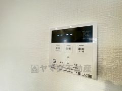 給湯器リモコンはキッチン横からボタンひとつで操作が楽々。通話ボタン付きでお子様とも会話ができて安心です。