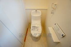 同仕様写真。温水洗浄機付トイレです。節水機能もあるので、安心して使えますね。もちろん、1階2階の2ヶ所にトイレがあるので、忙しい朝にもゆとりができますね。