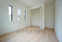 同仕様写真。全居室にはたっぷり収納できる大型クローゼットを設置しています。窓には断熱性・保温性にすぐれ、省エネ効果のあるペアガラスを採用。冬には結露を防止します。