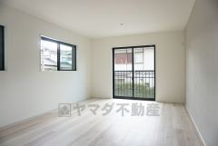 同仕様写真。断熱性能の窓ガラスを採用。省エネ、光熱費カットにも貢献します。 夏は涼しく、冬は暖かく快適に過ごせます。