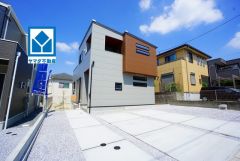 シンプルでいつまでも飽きのこないデザインが周囲の環境に調和し、どんなご家族にもフィットするデザインです。