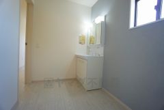 収納が隠れて使いやすい、シャワー付き三面鏡洗面ドレッサーです。朝の準備もぬかりなくできます。