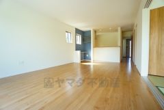 家族が集まる開放的なリビング。約18.5帖の大空間で毎日のお食事が楽しみです＾＾思い思いの時間を過ごしたり、家族みんなで食事をしたり、素敵な団らんの場になりますね。