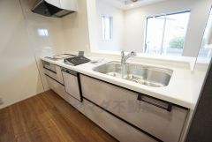 リビングやダイニングからキッチン周りが丸見えにならない対面式キッチン。テレビ鑑賞や家族との対話がしやすく、ご家族の温かい時間を演出します。