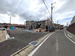 前面道路は公道北東側約4.46ｍ。車通りも少なく、安全性も確保。