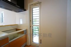 生ごみの仮置きに重宝する勝手口付きのキッチン＾＾　生ごみの臭いに悩まされることがなくなりますね。