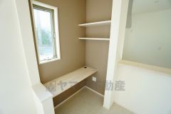 同仕様写真。対面キッチン横にあるスタディーコーナー。キッチンからお子様のお勉強にも目が届きます。勉強やその他の作業もはかどりそうですね。