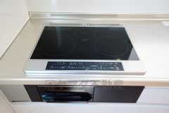 同仕様写真。汚れてもサッとふける、お手入れのしやすいIHクッキングヒーター。オール電化なので経済的。