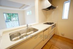 対面式カウンターキッチンでお子様の様子が見守れます。カウンタートップは耐熱性に優れており、日ごろのお掃除もふき取るだけでＯＫ。