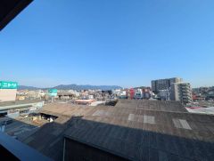 お天気の良い日はお洗濯物がよく乾きそうな日当たり良好のバルコニー＾＾ バルコニーから広がる開放的な眺望。視界が抜けており、心地よい景色が楽しめます＾＾