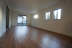 大きな窓のあるリビングは、陽光あふれる明るい空間です。居心地良く、ご家族皆がゆったり寛げる憩いの空間となりそうです。