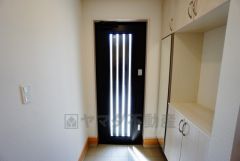 同仕様写真。たっぷり収納できるシューズボックスです。家族全員の靴がきれいに整頓できます。棚の上にお花や写真を飾っても良いですね。