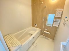 1日の疲れを癒すくつろぎのバスルーム。足を伸ばしてもゆったりと入れるサイズです。お子様と一緒にお風呂に入っても狭くないですね^^