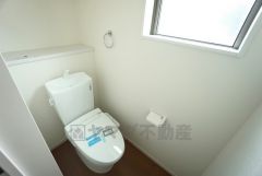 同仕様写真。温水洗浄機付トイレです。節水機能もあるので、安心して使えますね。