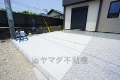 カースペース2台分有り＾＾ 並列駐車が出来るので車の出し入れがしやすいです＾＾ 交通量も少ないため小さなお子様がいるご家庭でも安心です＾＾