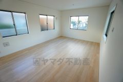 同仕様写真。大きな窓のあるリビングは、陽光あふれる明るい空間です。居心地良く、ご家族皆がゆったり寛げる憩いの空間となりそうです。