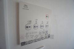 浴室暖房乾燥機付き。天候に左右されず、いつでも好きなときに洗濯物を干せるので、仕事や家事で忙しい方に重宝します。