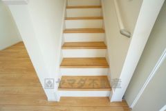 ご年配の方でも安心できる、手すり付き階段です＾＾段差も低めで設定されてますので安全性にも優れてますね＾＾