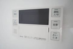 湯量・湯温の設定、そして保温までワンタッチのフルオートバス。便利な追い炊き機能付きです。