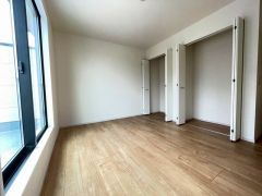 住む人のこだわりを活かす洋室＾＾日当たりがよく、寝室としての利用もおすすめ。広めのクローゼットもあり荷物もすっきり片付けれ、ゆとりのある暮らしが出来ます＾＾
