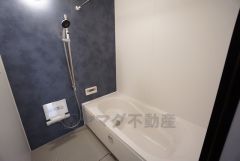 1日の疲れを癒すくつろぎのバスルーム。足を伸ばしてもゆったりと入れるサイズです。お子様と一緒にお風呂に入っても狭くないですね^^