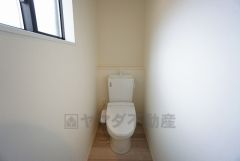ウォシュレット付トイレです。節水機能もあるので、安心して使えますね。もちろん、1階2階の2ヶ所にトイレがあるので、忙しい朝にもゆとりができますね。