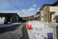 前面道路は交通量が少なく、小さなお子様がいるご家庭も安心です。