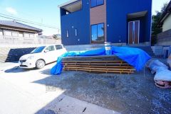 駐車スペースはゆとりある4台分を確保。マイカー用に、お客さま用に、余裕を持ってご利用いただけます。