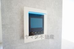 防犯性もばっちり、TVモニター付きインターフォン完備。大きなモニターで玄関先を確認できます。録画機能が付いているので不在時の訪問者も確認できて安心です^^