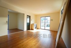 大きな窓のあるリビングは、陽光あふれる明るい空間です。居心地良く、ご家族皆がゆったり寛げる憩いの空間となりそうです。