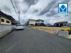 道幅が広く、車通勤の方や買い物などでの車の出し入れも楽々できて嬉しいですね。