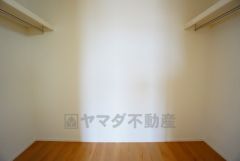 収納力豊富なウォークインクローゼット付き。洋服や小物などを1箇所にまとめて美しい収納を実現します。