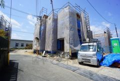 前面道路は交通量が少なく小さなお子様がいるご家庭も安心です＾＾ 全棟カースペースは2台付き。ご夫婦で1台づつ所有できます＾＾