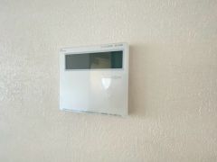 キッチン横に給湯器リモコンを設置していますので、忙しい時間帯でもスイッチ一つでお風呂の用意ができますよ＾＾