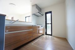 対面式カウンターキッチンでお子様の様子が見守れます。カウンタートップは耐熱性に優れており、日ごろのお掃除もふき取るだけでＯＫ。ステンレスシンクも簡単にお掃除できますよ。