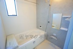 1日の疲れを癒すくつろぎのバスルーム。足を伸ばしてもゆったりと入れるサイズです。お子様と一緒にお風呂に入っても狭くないですね^^