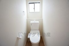 温水、暖房、ウォシュレット付の高機能トイレです。 1階、2階どちらにも節水省エネ仕様のシャワートイレを採用しています。
