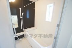 1日の疲れを癒すくつろぎのバスルーム。足を伸ばしてもゆったりと入れるサイズです。お子様と一緒にお風呂に入っても狭くないですね^^